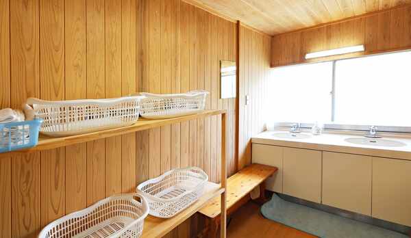 *【脱衣所(男湯)】広くはございませんが清潔を心がけております。