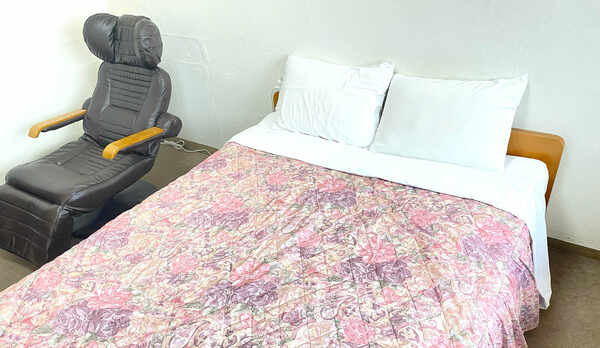 ・デラックスダブル（喫煙）広めのお部屋でリクライニングチェアもございます