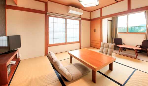 ★陽の光が差し込む明るい雰囲気の和室。洗い場付きバスと独立したトイレついています。