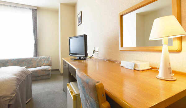 【洋室(３名)】明るい日差しが差し込みます。家族でのご利用などにぜひ♪