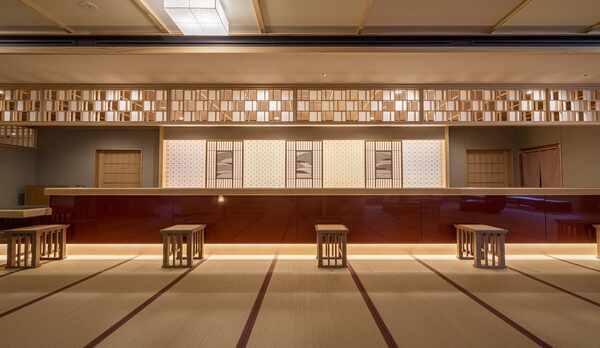 【フロント】京の風情漂うフロントカウンター。花びらを思わせる背景のパネルは優雅そのもの。