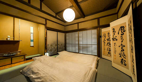 ・和布団_抗菌仕様のものを使用。２階本座敷には3組のお布団を敷くことが可能です