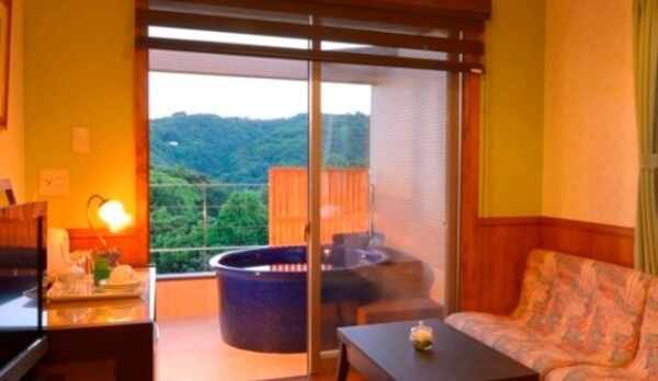 露天風呂付客室「ナス」の窓側には