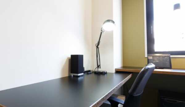 シングルルームにはビジネスに便利な広めのデスクを設置した客室もございます