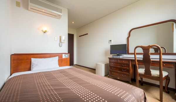 <シングル>ゆったりサイズのベッドでお寛ぎください。