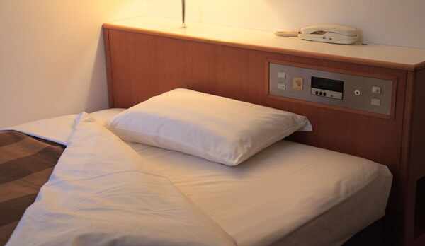 シングルルームベッドアップ