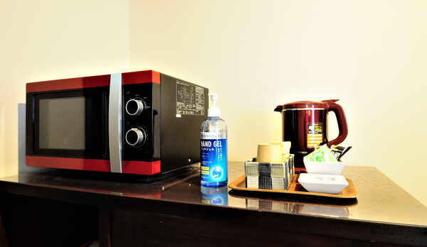 【ダブルルーム】電子レンジ、湯沸かしポット等を完備