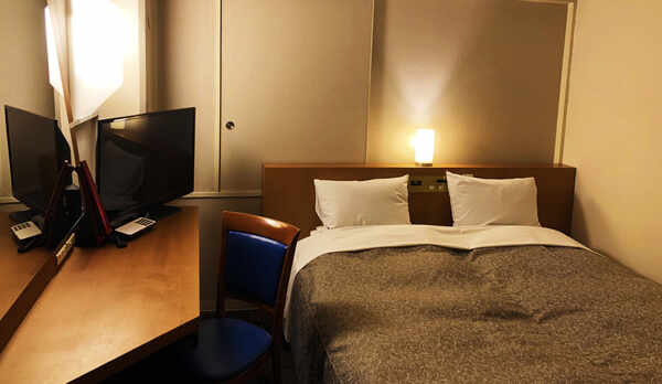 【本館/スタンダード・ダブル】 広々とした180㎝幅のベッドは、カップルやお子様連れのファミリーにお