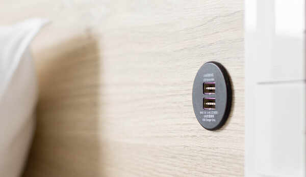 ベッドボードにUSB充電口★すべての客室のベッドボードにUSB充電口がございます★