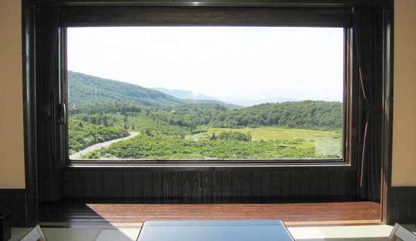 *【客室一例】大きくとられた窓から、美しい風景をお楽しみ頂けます！