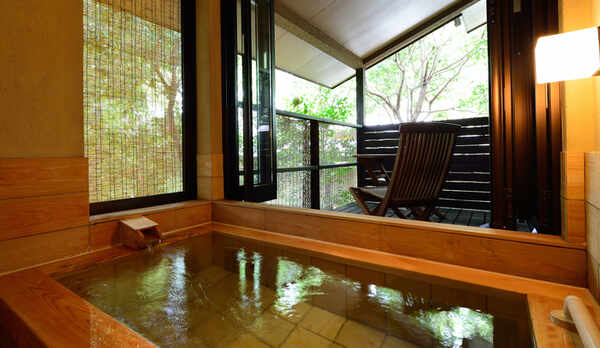 客室半露天風呂(檜)