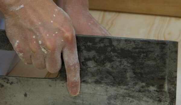 心を込めて包丁を入れる。心地良い音が響きます。