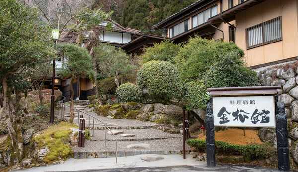 *外観 長良川横。緑に囲まれた静かな所です。