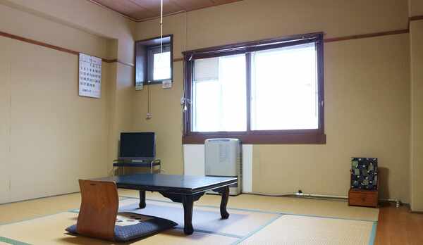 *［客室一例］晴れていれば雄大な四季折々の斑尾山を望ぞめる和室8畳（バストイレなし）の客室です