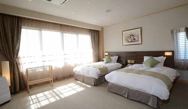 【展望風呂付特別和洋室】ベッドはシモンズ製ベッドを備えております。