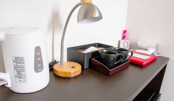 ・客室内には机や電気スタンドを完備。持ち帰りの仕事もホテルでどうぞ