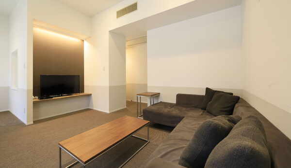 デラックスツイン｜広さ54平米ほど。リビングとベッドルームに分かれたゆったりとした造りのお部屋です。