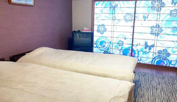 ・【客室一例】蝶と花をモチーフにした障子が印象的なお部屋