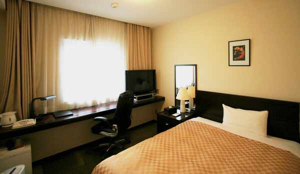 【シングルルーム】300cmのロングデスク  明るく快適ワーク！！　 最高級ダブルベッド(W140)