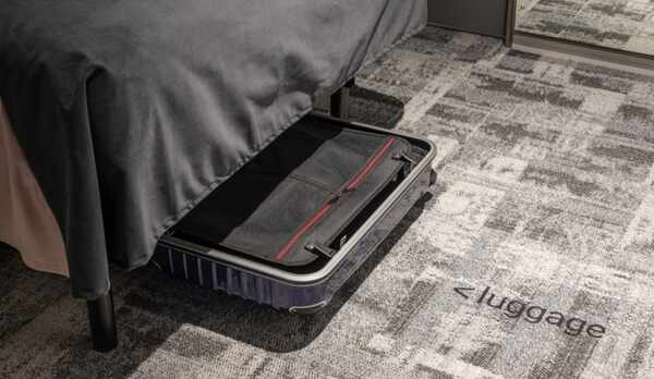 大きなスーツケースでもベッド下に充分なスペースがあるので安心