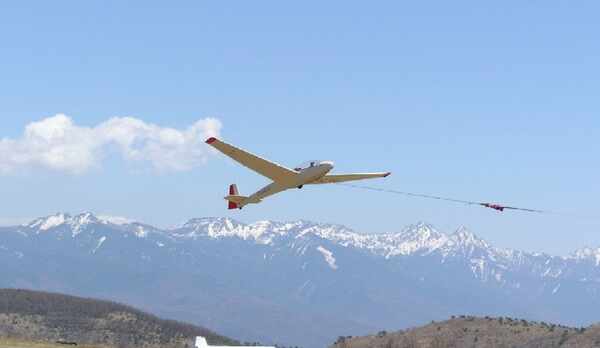 八ヶ岳と舞い上がるグライダー