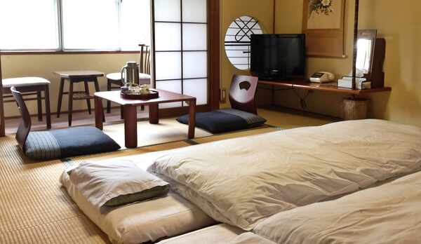 *【客室一例】お部屋はお布団を敷いた状態でご用意しております。