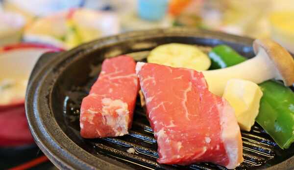 *【夕食一例(牛肉の陶板焼き)】季節によって旨味たっぷりのお肉料理をご用意致します。