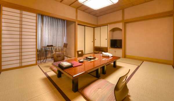 *和室10畳（客室一例）/純和風のしつらえが落ち着く和室のお部屋。団欒のひと時をお過ごし下さい。