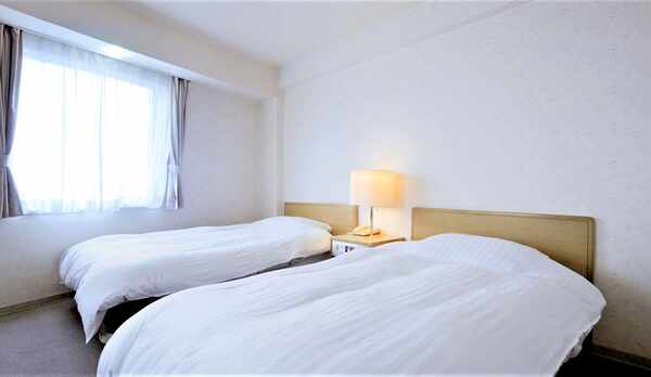 【海側：洋室ツイン】清潔感のあるツインルームです。お仲間やカップルでのご利用に。　