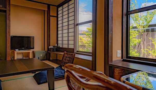 【母屋：繭の間】秩父の景色を望める室内。