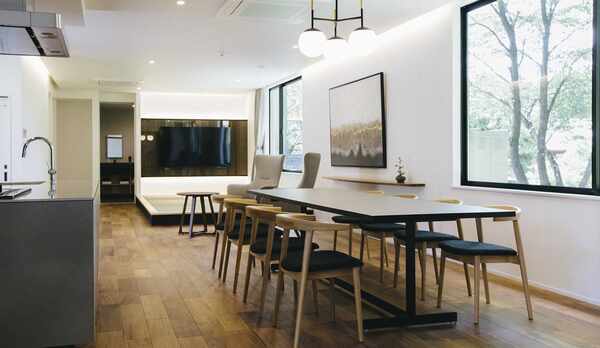 ・【リビング】広々としたゆとりのある空間で、お食事やご歓談をお楽しみください