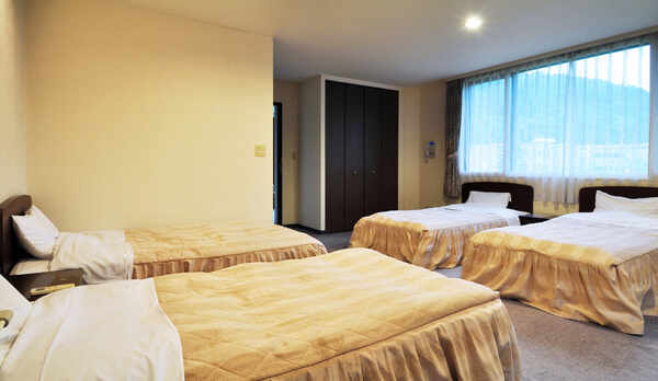 【カルテット】ベッド4台設置のグループ、ファミリーに最適なお部屋です。