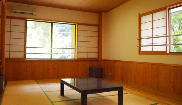 *【和室10畳】広々とした和室。落ち着いたシンプルな造りです。