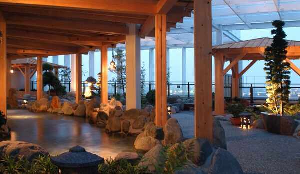 【露天風呂】広い湯船に満ちるのは、あの「万葉集」にも歌われた名湯「湯河原温泉」。