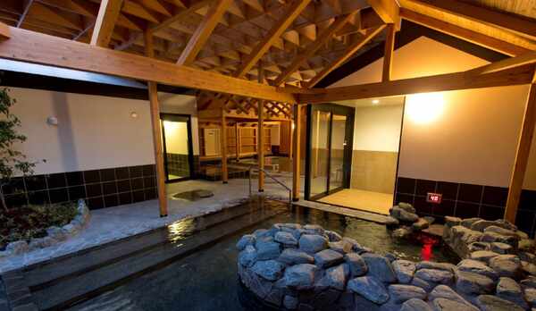 当館から徒歩2分　近隣施設「温泉らく」