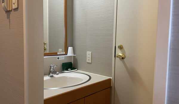 ユニットバスが無いタイプのお部屋は、洗面台とトイレのご用意。入浴は温泉をご利用くださいませ。