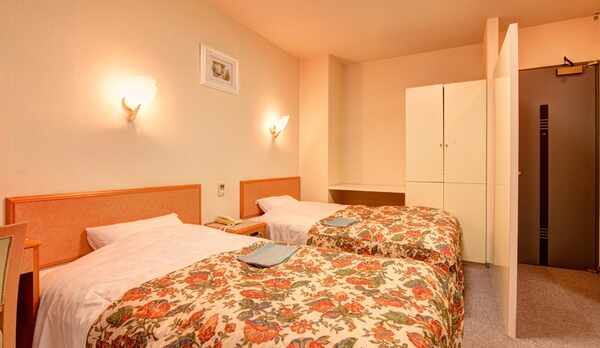 *和洋室（客室一例）和と洋、両方の良さを味わえるお部屋。ふかふかのベッドで安眠の夜をお過ごし下さい。