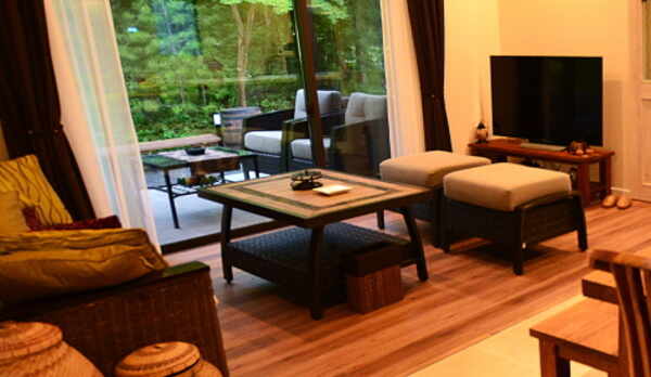 ２１畳のリビング、隣に７畳の和室で広々（左）