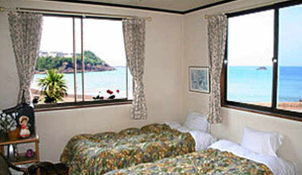 ・【客室】お部屋の窓の先には蒼くきらめく太平洋が広がる