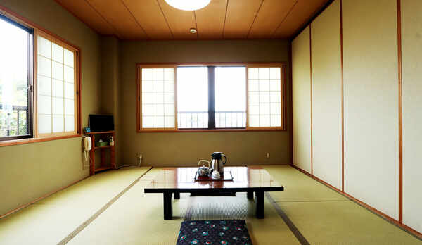 シンプルで清潔感のある和室は常連さんに人気です♪
