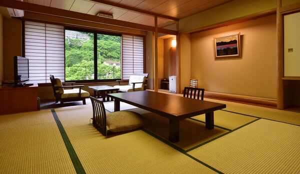 ＊禁煙【別館和室】渓流沿い和室14.5畳＋広縁＋踏込◆バス付