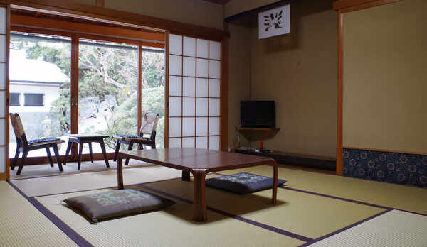 *【和室6〜8畳一例】お庭に面したお部屋です。ゆったりお寛ぎいただけますよ。