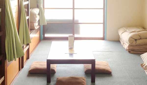 ・陽当たりのよい和洋室のベッドルームです