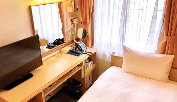 【ビジネスツインルーム】ベッド・デスク（右側）