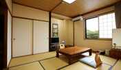 本館和室8畳：ゆったりとお寛ぎいただける畳のお部屋。