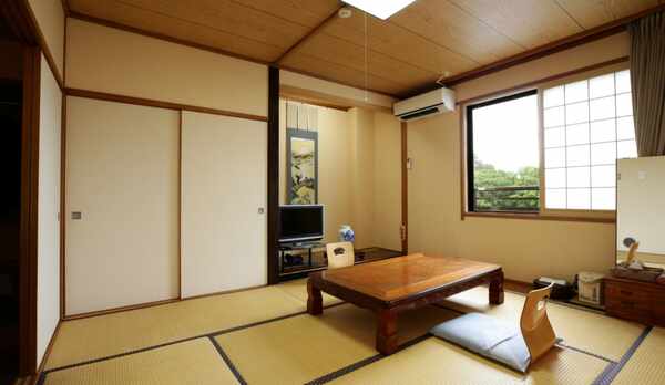 本館和室8畳：ゆったりとお寛ぎいただける畳のお部屋。