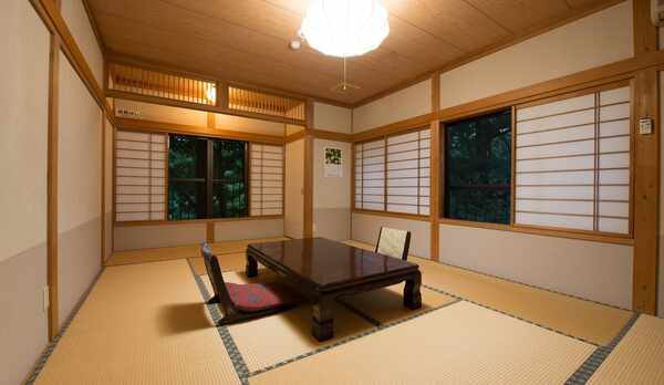 *【本館和室（一例）】自然に囲まれた癒しのお部屋。全室から中ノ沢川を眺められます。