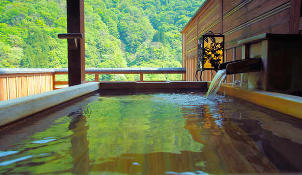 【露天風呂付き客室 檜・本館】檜の香りにはリラックスやリフレッシュ効果があると言われています。