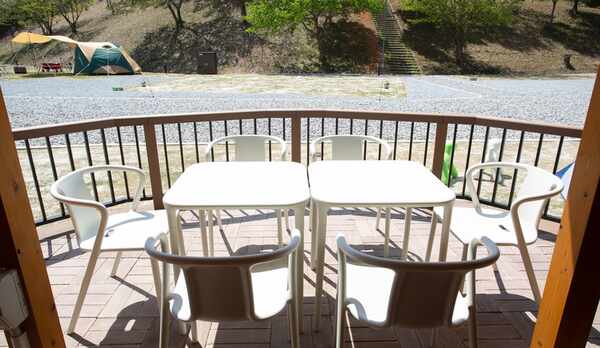 *【グランキャビン】デッキは日当たり◎。BBQはもちろん日光浴にも最適な空間です。