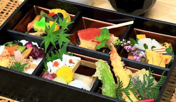 オプションの夕食デリバリー（折詰松花堂弁当）の一例